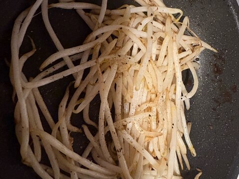 胡椒が効いたもやし炒め